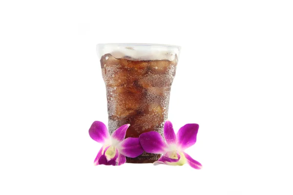 Cola och lila orkidé i glas. — Stockfoto