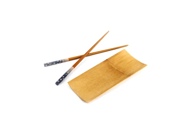 Chopsticks em prato de bambu . — Fotografia de Stock