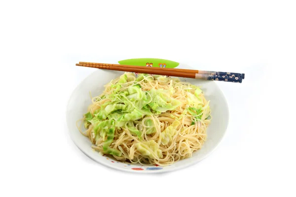 Fideos y palillos tailandeses en el plato . — Foto de Stock