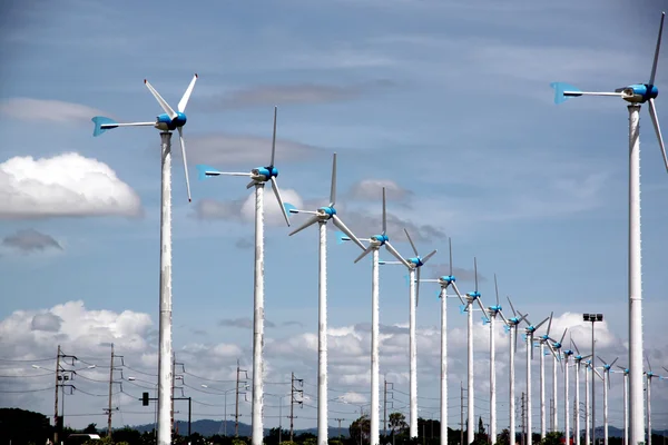 Turbinas eólicas en Granja . — Foto de Stock