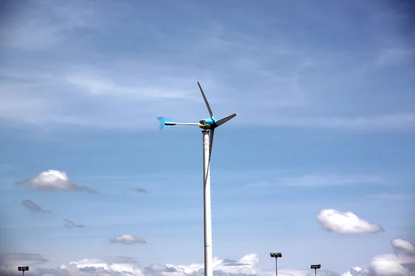 Turbinas eólicas no céu azul. — Fotografia de Stock