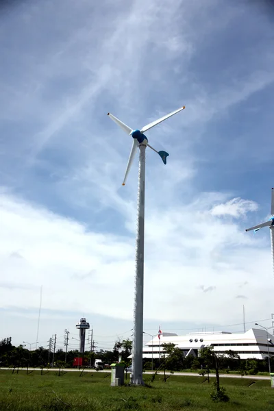 Windturbines op Blue Sky. — Stockfoto