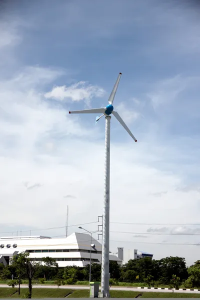 Turbinas eólicas no céu azul. — Fotografia de Stock