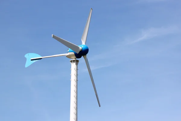 Větrné turbíny se pracuje na výrobě elektřiny. — Stock fotografie