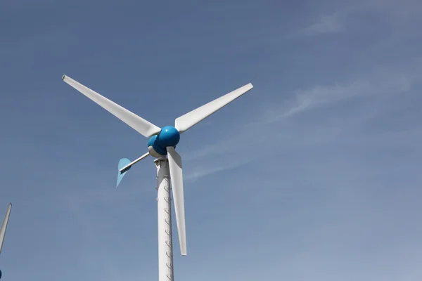 Větrné turbíny se pracuje na výrobě elektřiny. — Stock fotografie