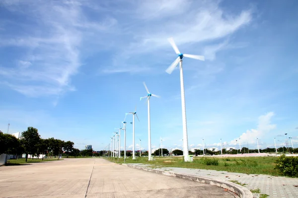 Windturbines op milieu zone. — Stockfoto