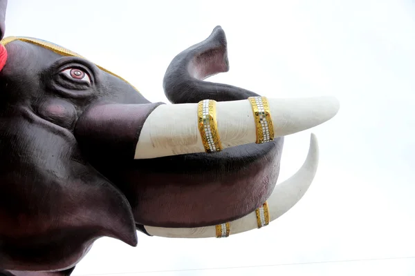 Estatua de elefante sobre fondo blanco . — Foto de Stock