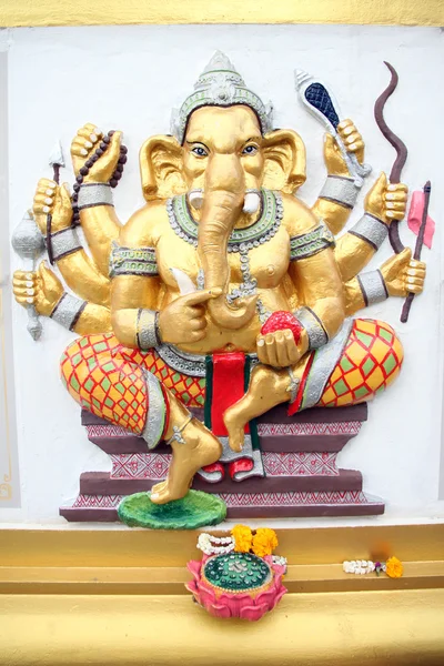 Glod standbeeld ganesh in tempel. — Stockfoto