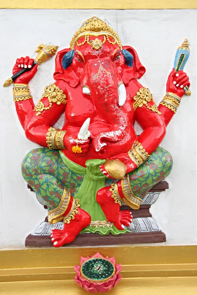 Statue rouge Ganesh dans le temple . — Photo