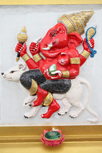 Красная статуя Ганеш в храме . — стоковое фото