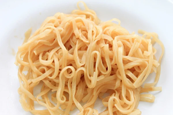 Tagliatelle cinesi con salsa . — Foto Stock