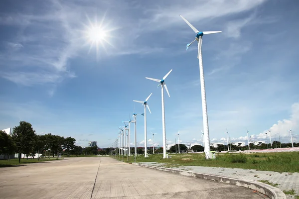 Větrné elektrárny pracují na modré obloze. — Stock fotografie