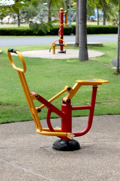 Rosso e giallo Attrezzatura per esercizi . — Foto Stock