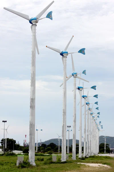 Windturbines opwekking van elektriciteit. — Stockfoto