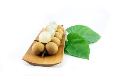 taze longan bambu plaka üzerinde yaprakları yanında yer var.