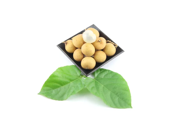 Longan fresco colocado em um prato preto . — Fotografia de Stock