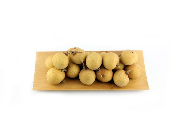 Longan voor fruit in de bamboe schotel. — Stockfoto