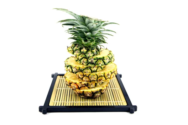 Bambusz tál rakott képet ananász szeletekkel. — Stock Fotó