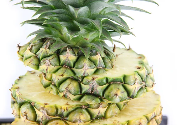 Yakın çekim ananas dilimleri dizilir. — Stok fotoğraf