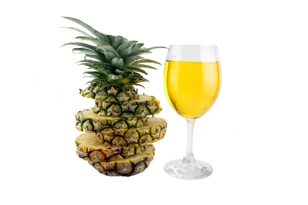 Photo tranches d'ananas empilées et jus d'ananas en verre . — Photo