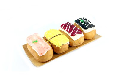 yakın çekim suşi donut bambu tabak.