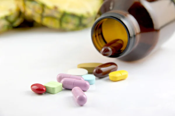 Medicinel of many color Beside the bottle. — Stock Photo, Image