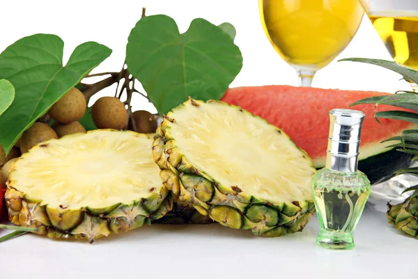 Fruit en een fles parfum. — Stockfoto