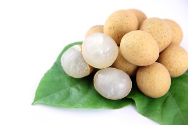 Longan yeşil yaprakların üzerinde.