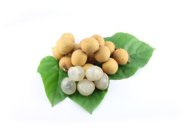 Beyaz arkaplanda longan.