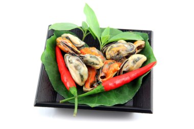 siyah çanak ve sebze yemek de midye.