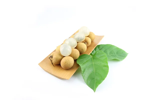 Longan no prato de bambu . — Fotografia de Stock