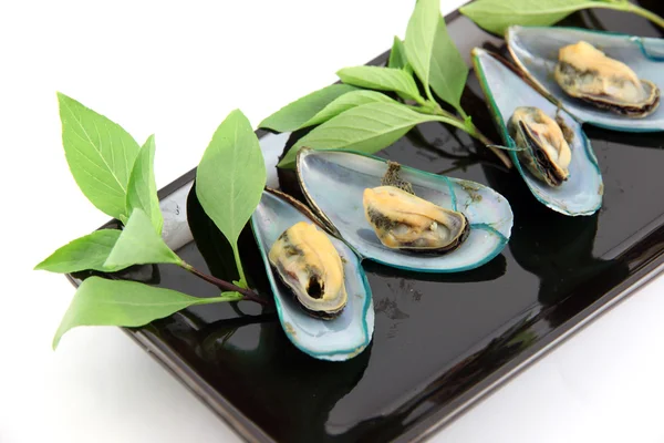 Mussel on black dish and Vegetables placed beside. — Stock Photo, Image