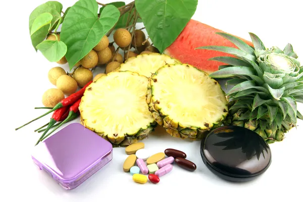 Frutas e medicamentos colocados perto dos cosméticos . — Fotografia de Stock