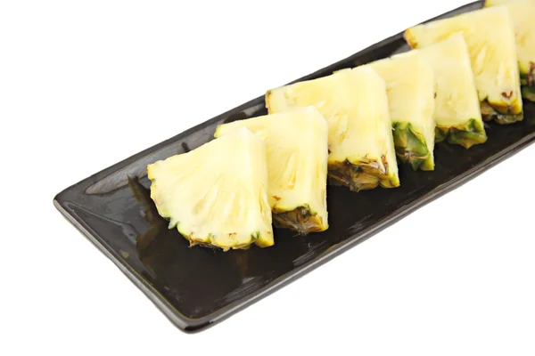 Fetta di ananas nel piatto nero . — Foto Stock