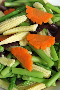 tabağına dilimlenmiş sebzeler birçok türleri.