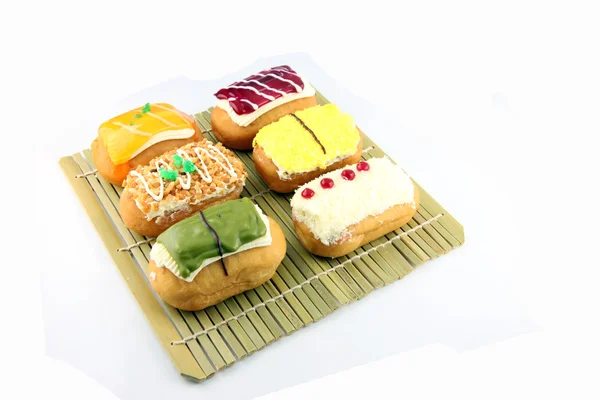 Смешать цвета суши пончики в бамбуковой тарелке . — стоковое фото