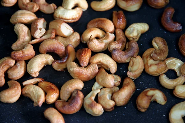 Geroosterde cashewnoten in de pan. — Stockfoto