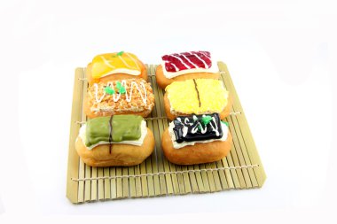 Bambu yemek suşi çörek karışımı.