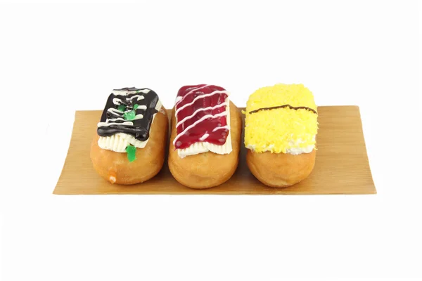 Sushi-Donuts in der Bambusschale auf weißem Hintergrund. — Stockfoto