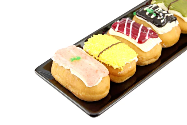 Sushi Donuts no prato preto no fundo branco . — Fotografia de Stock