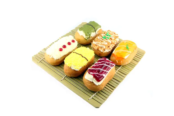 Mélanger les beignets Sushi dans le plat de bambou . — Photo
