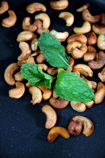 Geroosterde cashewnoten in de pan. — Stockfoto