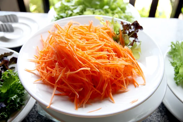 Rebanadas de zanahoria en un plato blanco . — Foto de Stock