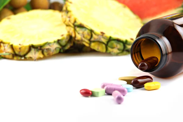 Vruchten en medicijnen geplaatst in de buurt van de cosmetica. — Stockfoto