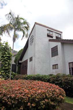 Binanın park vardır.