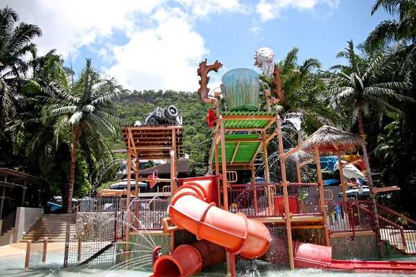 Piscines et amusement sur ciel bleu . — Photo