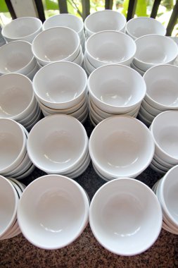 bir sürü beyaz bardak.