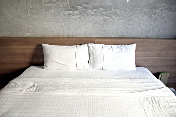 Белая кровать с подушкой или две . — стоковое фото