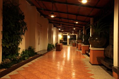 Geceleri koridorlarda otel.