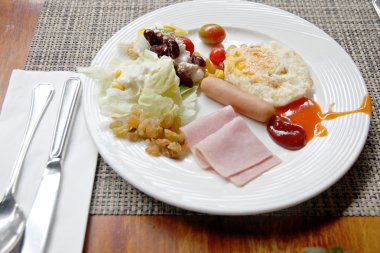 yumurta pastırma pirinç ve kahvaltı tost.